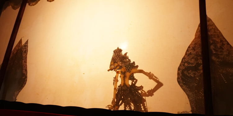 “Ketika Bima Bertemu Marcus Aurelius: Pelajaran Stoik dari Dunia Wayang”